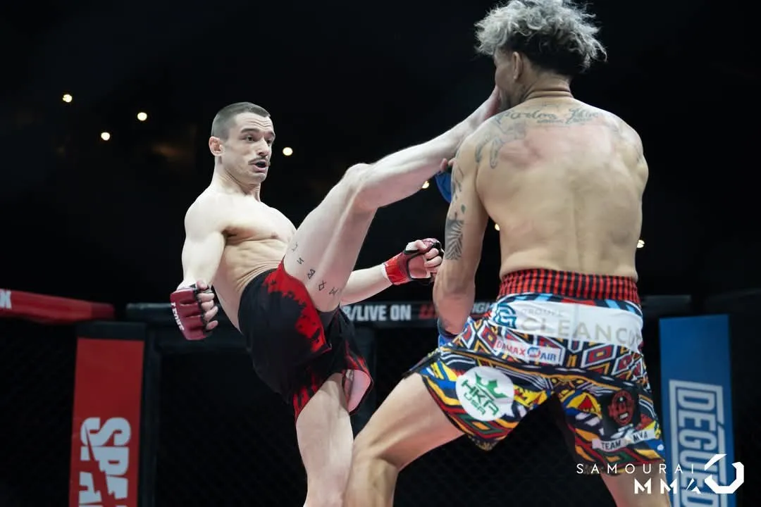 Coup de pied lors d'un combat de kickboxing