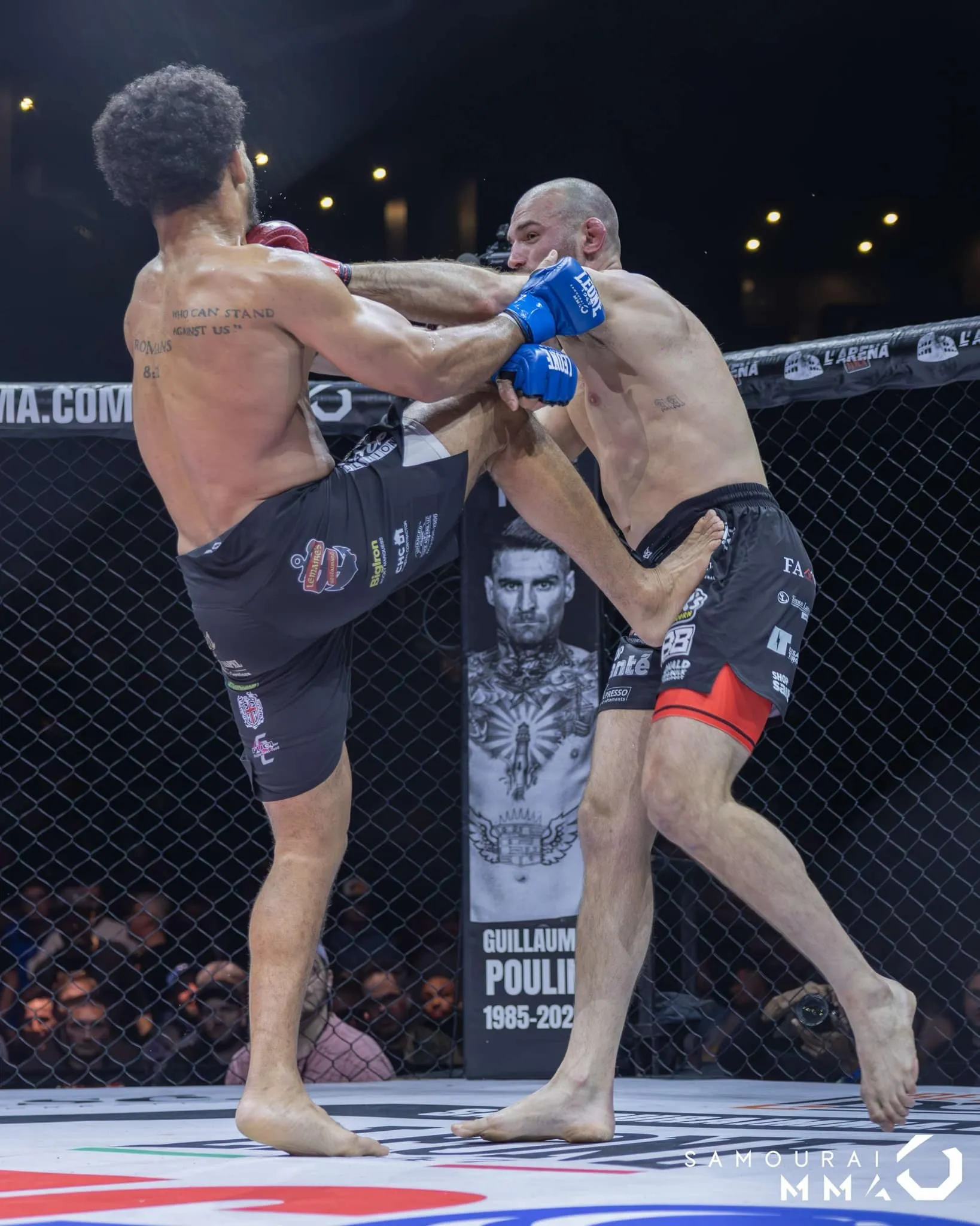 Séance de MMA dans la cage