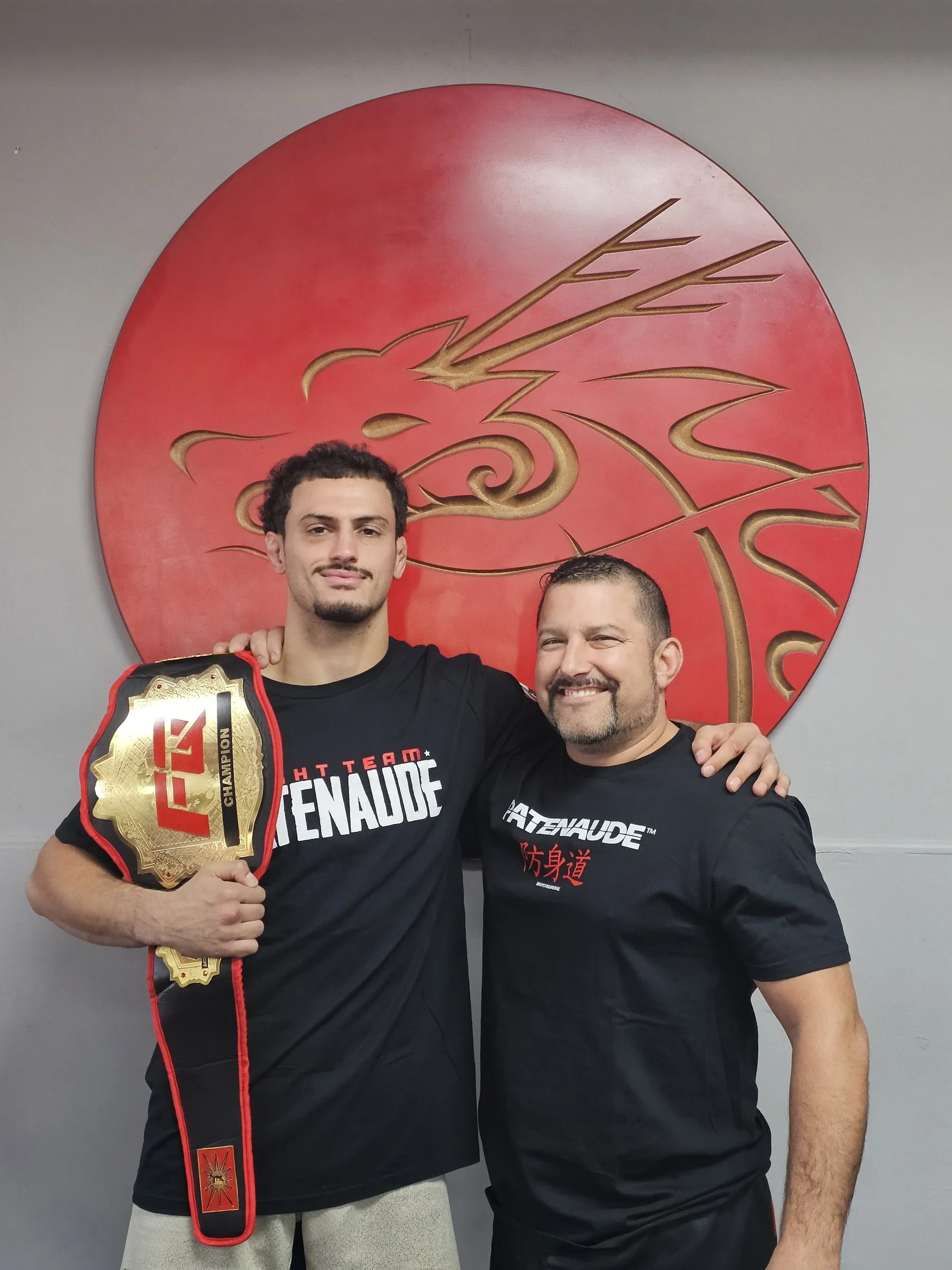 Champion devant le dragon de l'académie