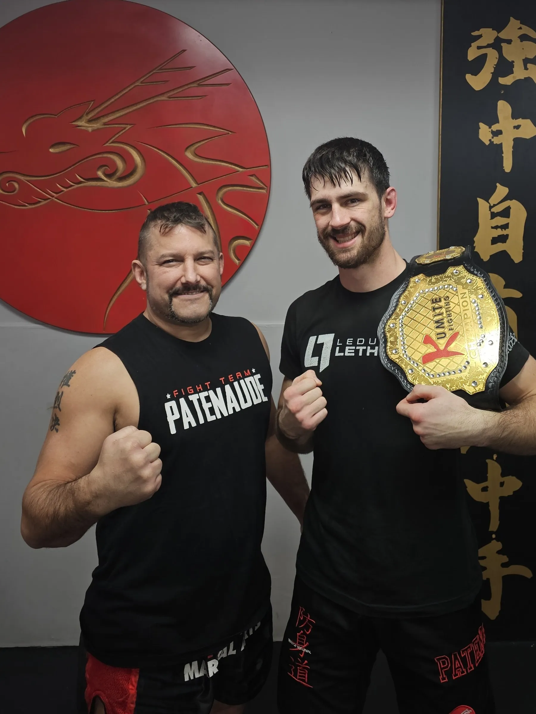 Champion et instructeur devant le dragon de l'académie