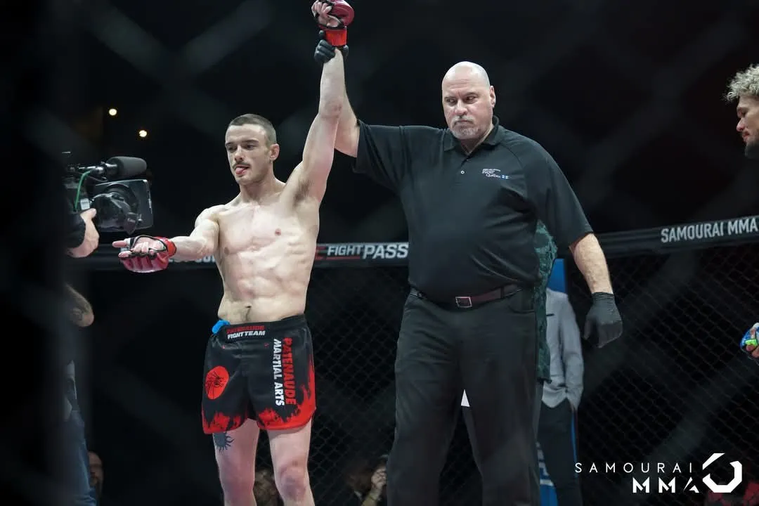 Combattant de la Fight Team Patenaude après une victoire
